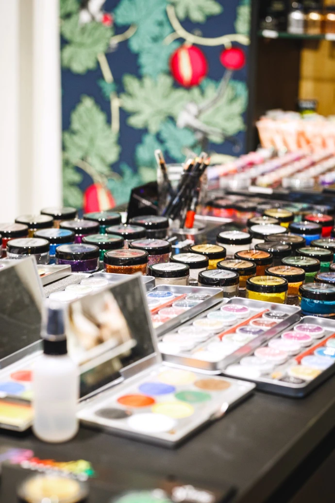 Fards et palettes utilisés pendant le cours d’auto-maquillage