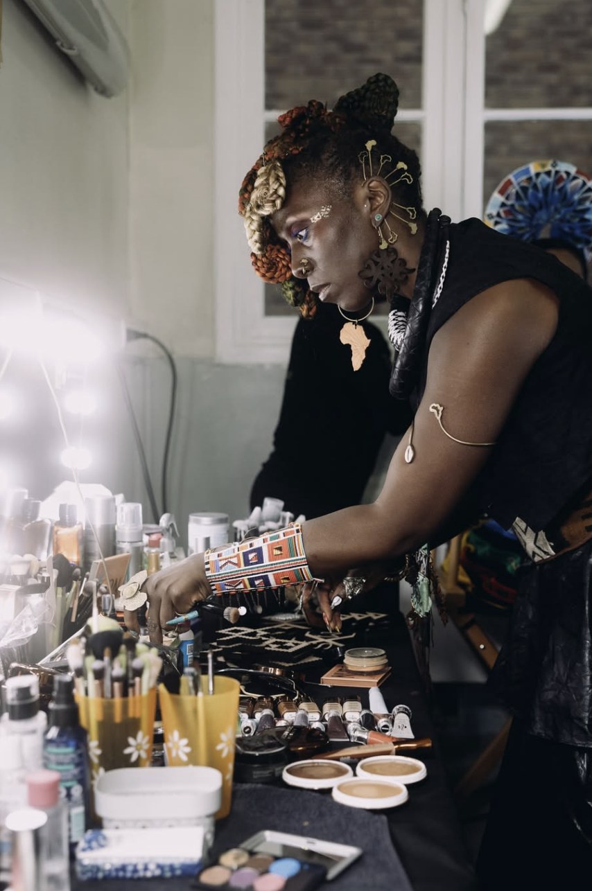 Nallah Balassama Sangaré en coulisses, devant sa table de maquillage